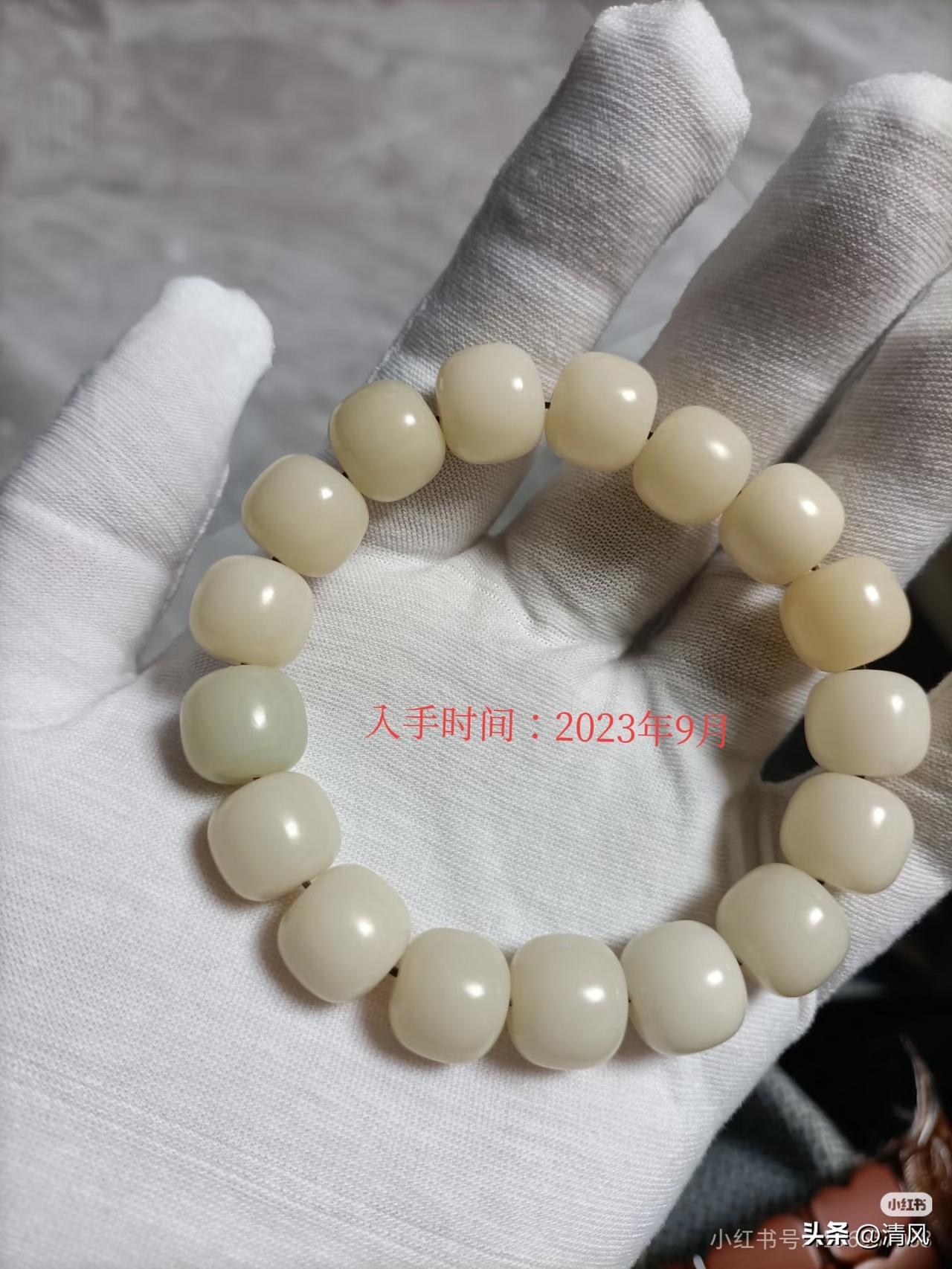 2023年秋入手的菩提根手串，
盘玩两载多，
已从素白蜕为暖黄，
冰裂纹细密如织