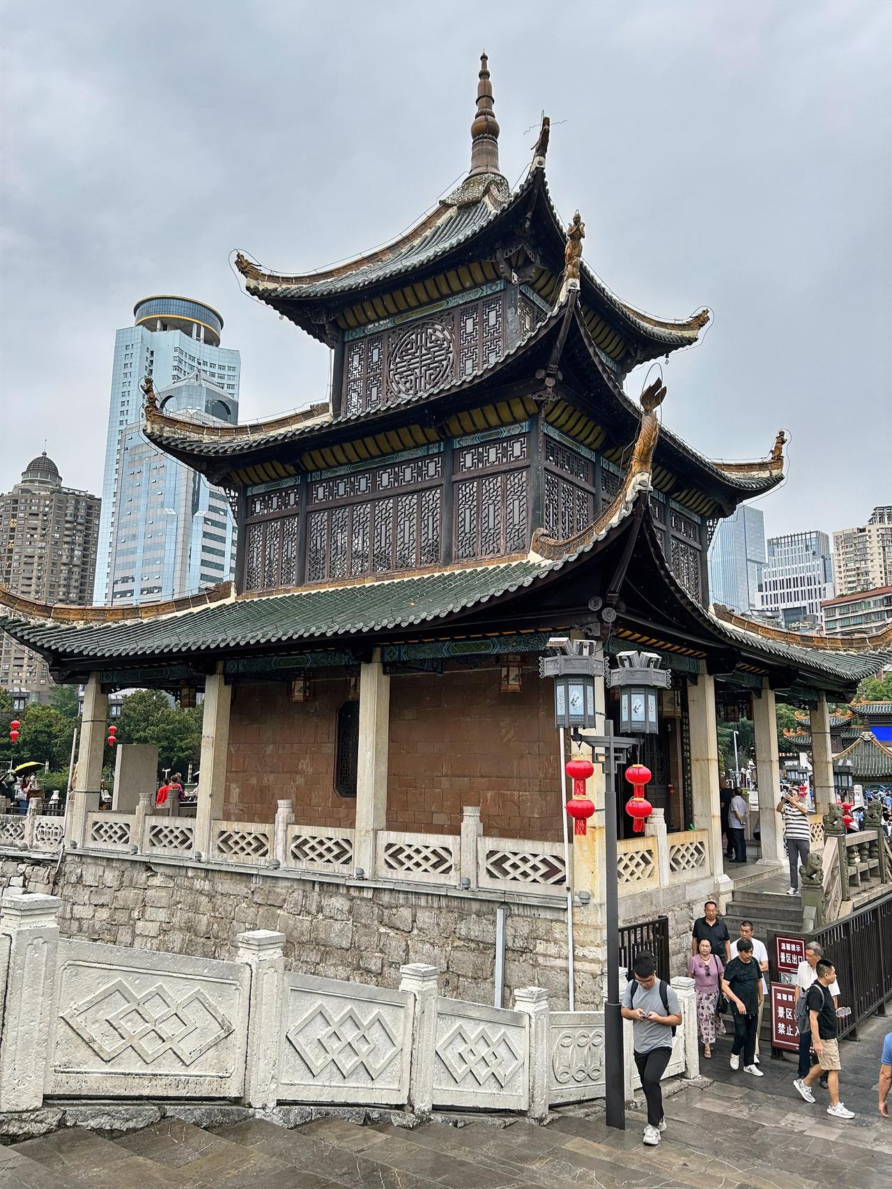 贵阳的确很美，游览观光景点很多，去年去过，以后有机会还会故地重游的。