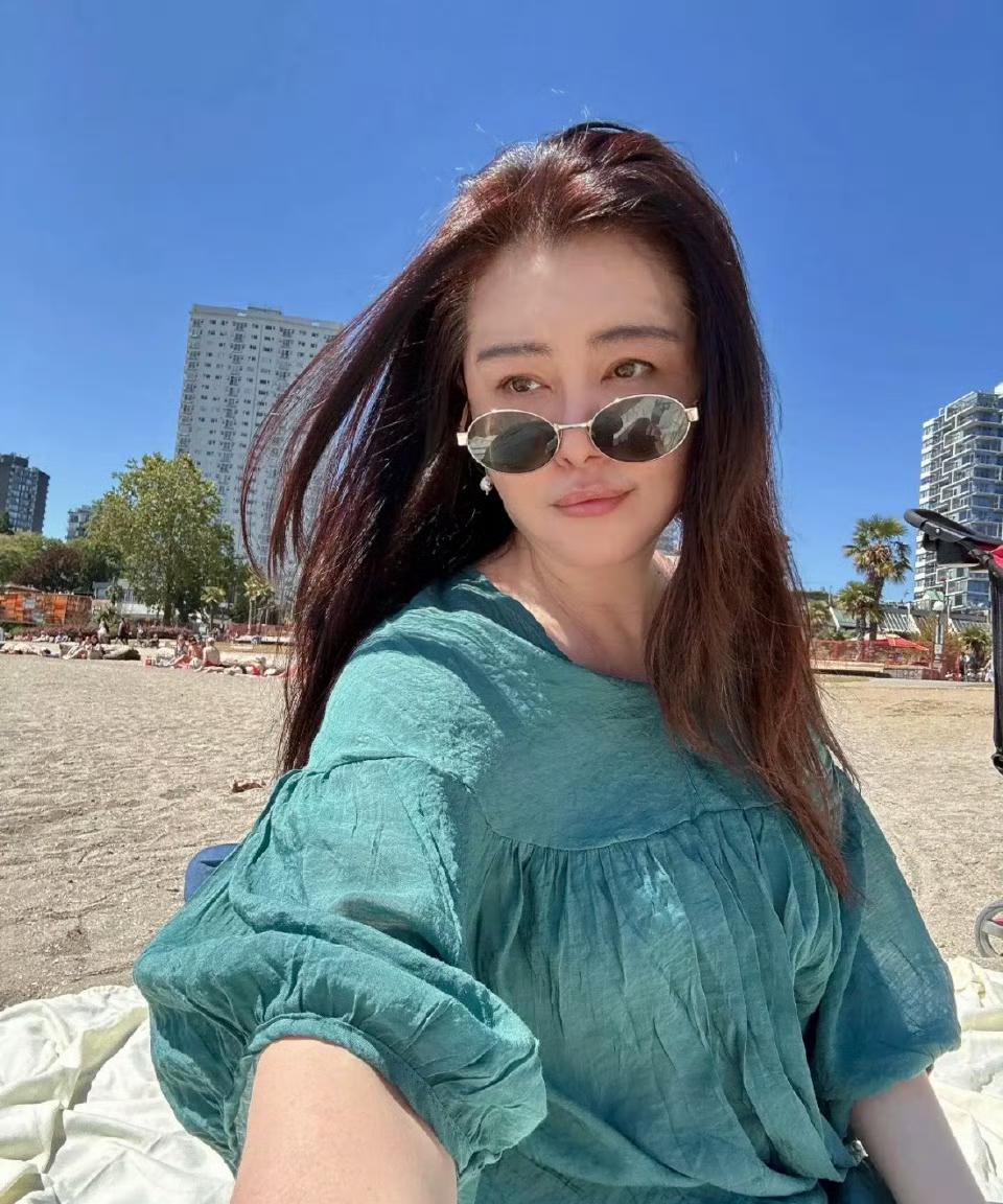 王祖贤终于更新动态了！
沙滩素颜自拍 一袭青衣梦回聂小倩
常年在寺庙修行使她容光