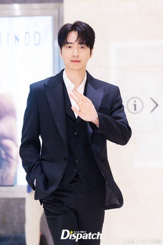 27日，演员李浚赫 出席了某珠宝品牌在首尔举行的宣传活动。 ​​​