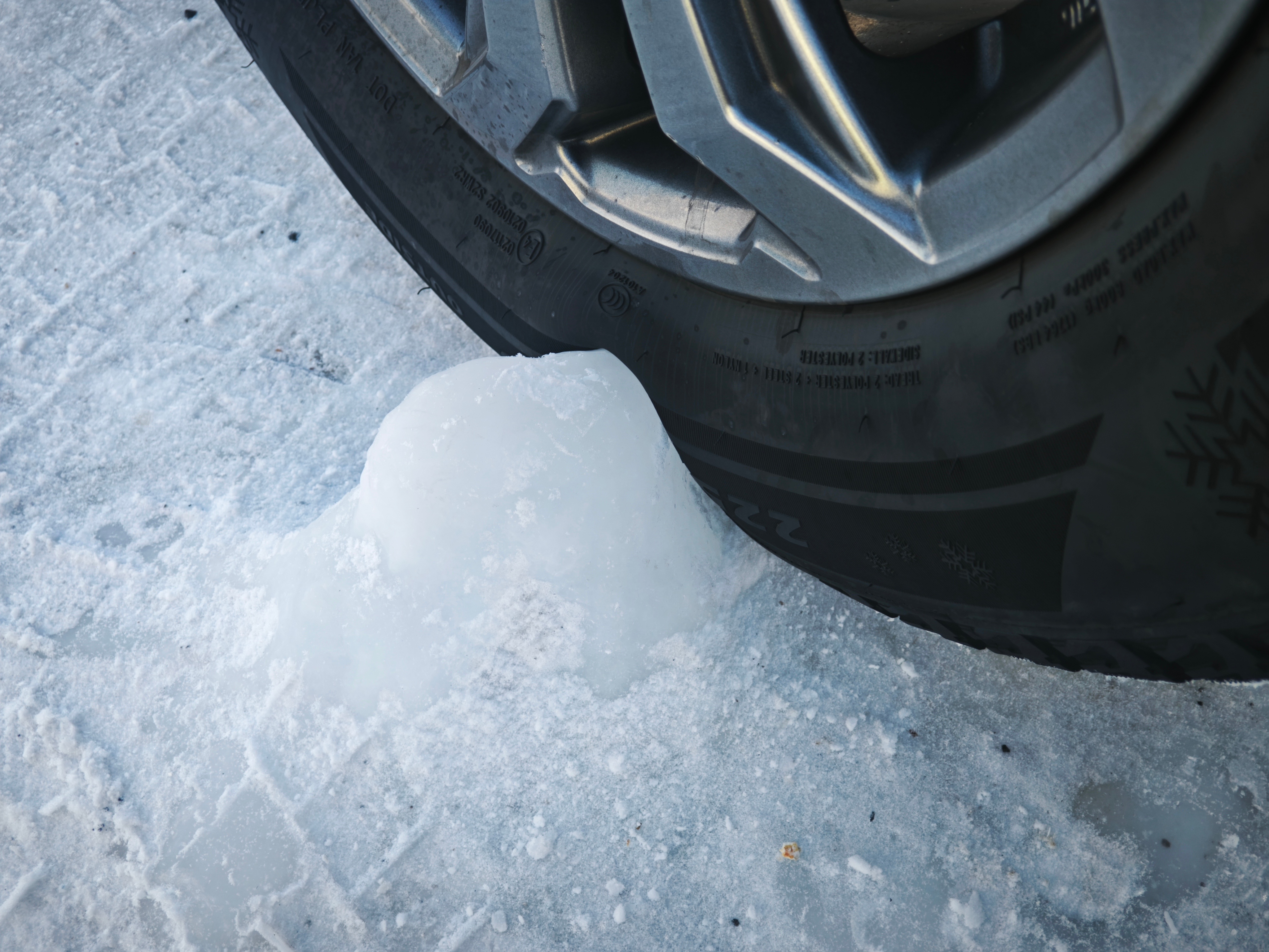 这车停得有点意思 