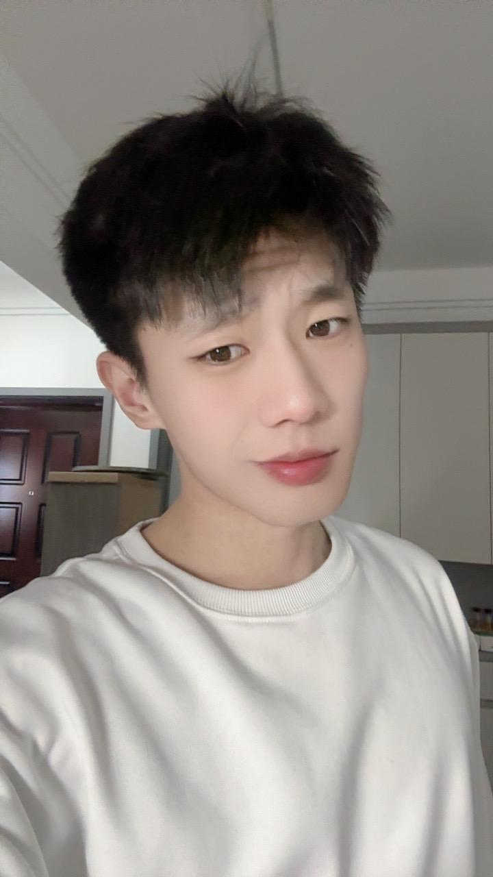 无需刻意，真心就是最好的表达。在平凡日子里，递上一杯热茶，耐心倾听烦恼，每一个微
