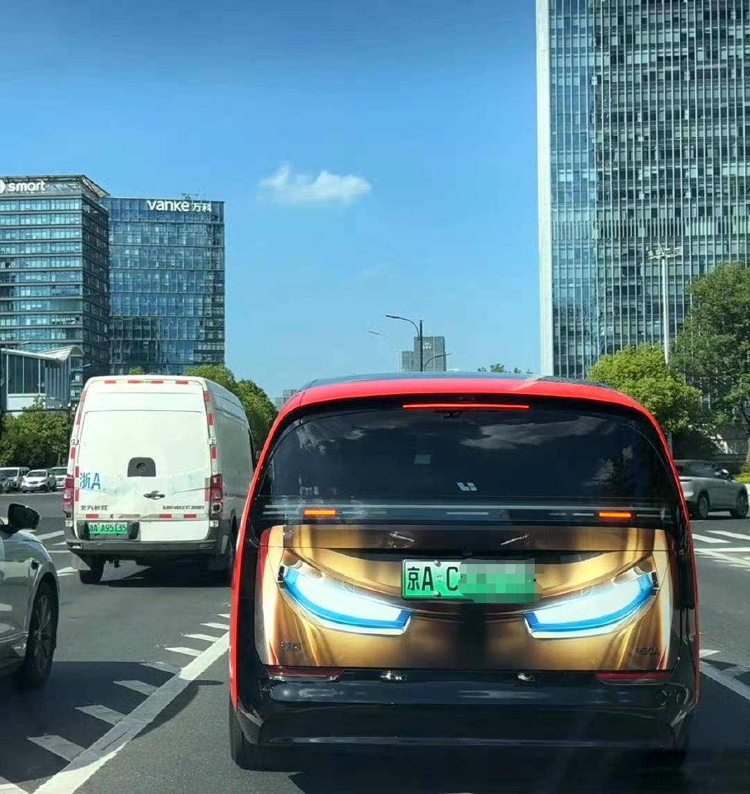 网友：没想到这车主很有想法，居然弄了一个“钢铁侠”出来。