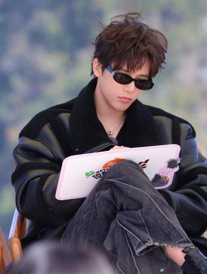 王安宇差点生我手机里王安宇差点生我手机里，被王安宇笑晕！节目里和白敬亭演“我出生