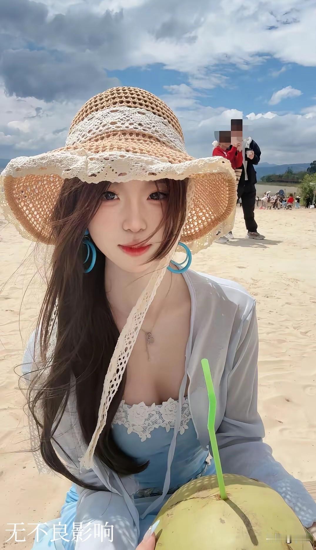 蓝天沙滩，夏日氛围感直接拉满。
安静看向镜头的瞬间很难不心动。
老实说，
这种清
