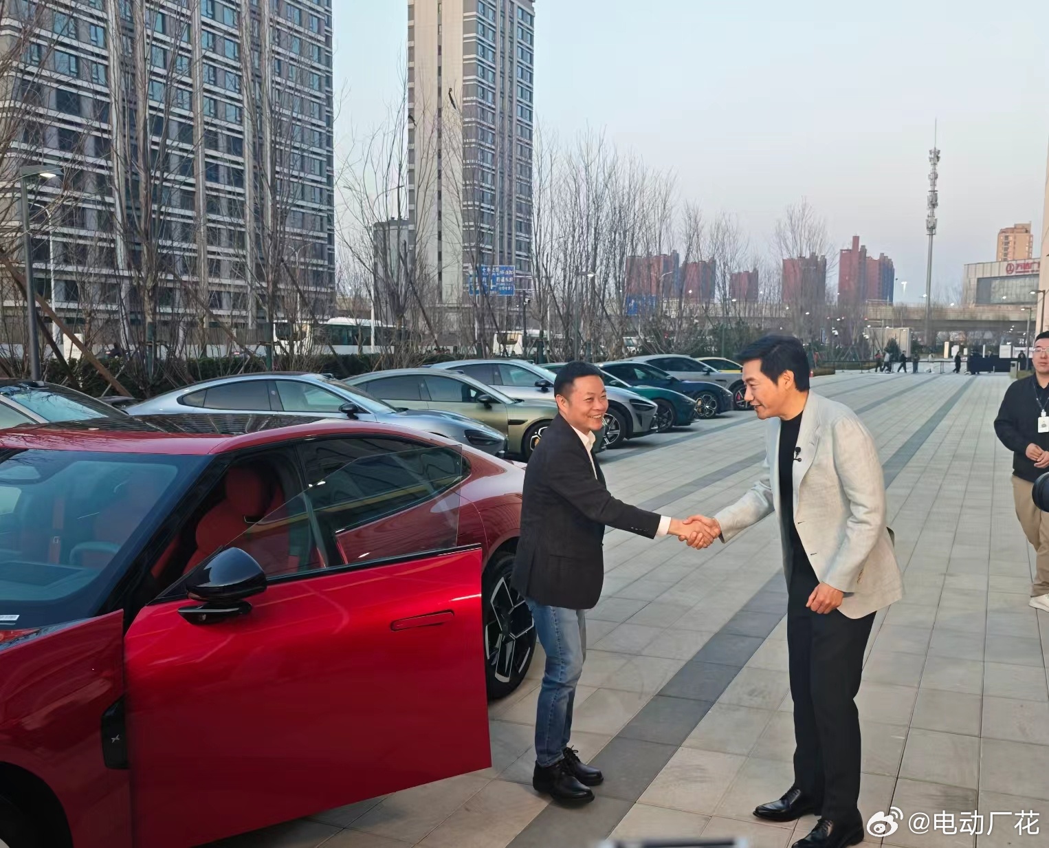 好homie来了开着昨晚刚发布的红P7来了新一代SU7