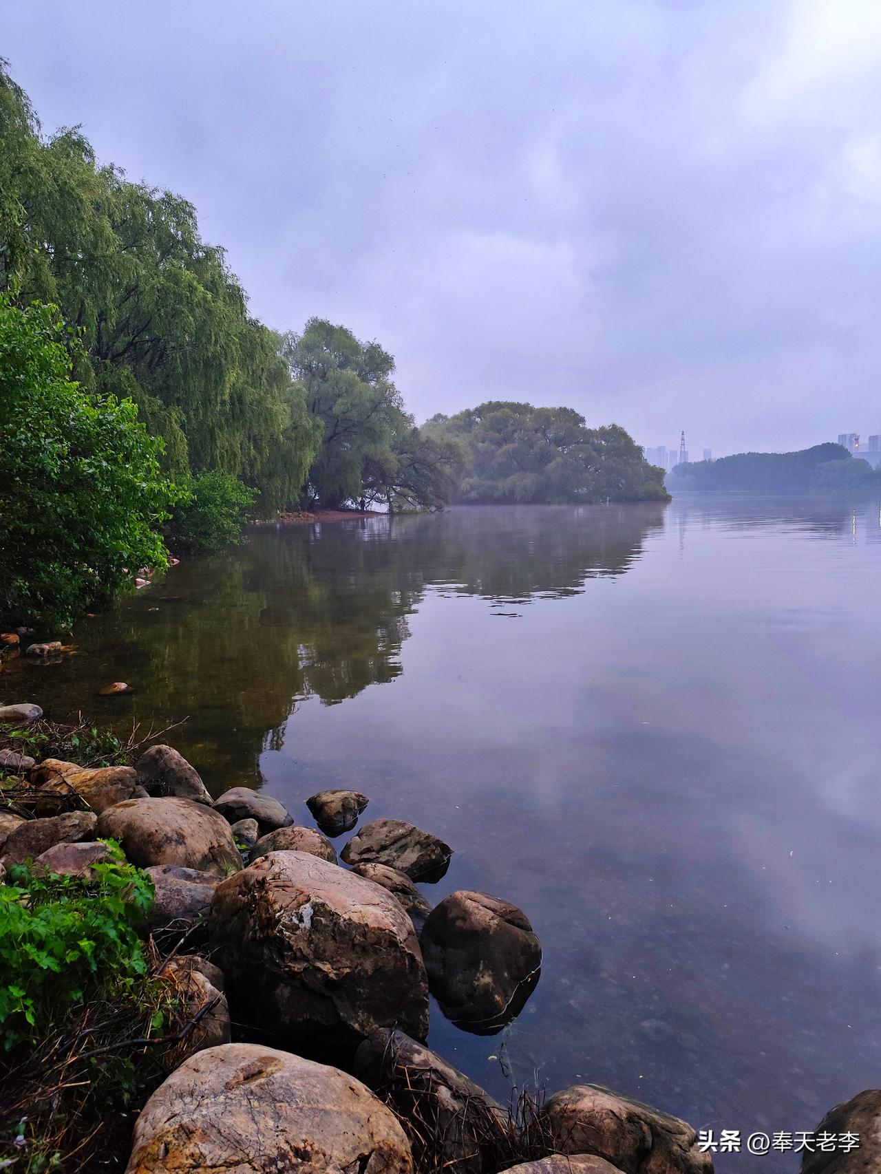 临近黄昏，随拍沈阳浑河。
浑河，发源于抚顺境内，是一条流经沈阳的城内之河。沿岸的