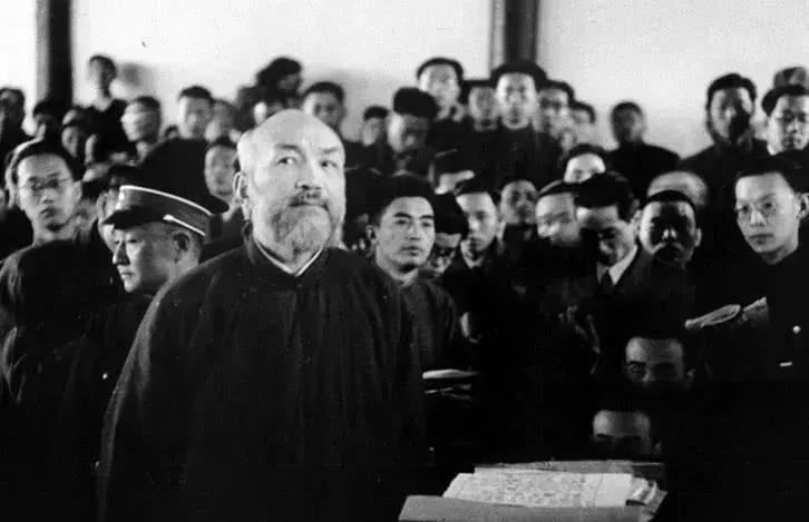 1942年，地主杨大山为了讨日军欢心，在家里盛情款待。然而，酒足饭饱后的日军竟指