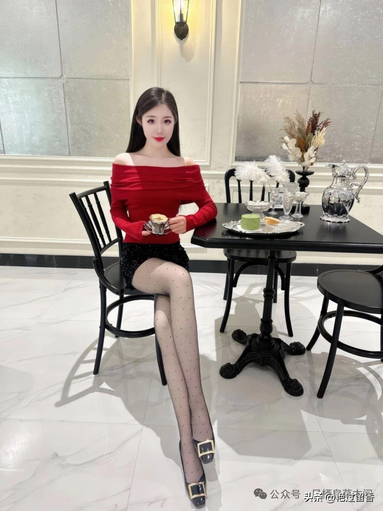 优雅下午茶时光，红衣少女与黑椅的完美搭配！上班怎么穿才能又美又时尚?