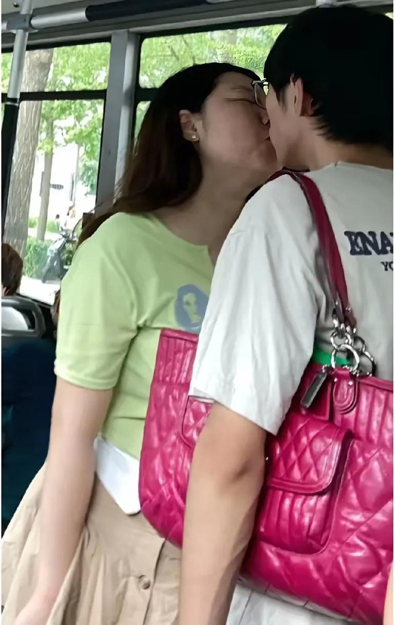 坐公交车呢，又碰上让人无语的事儿！俩年轻人，旁若无人地拥抱亲吻，妈呀，看得我老尴