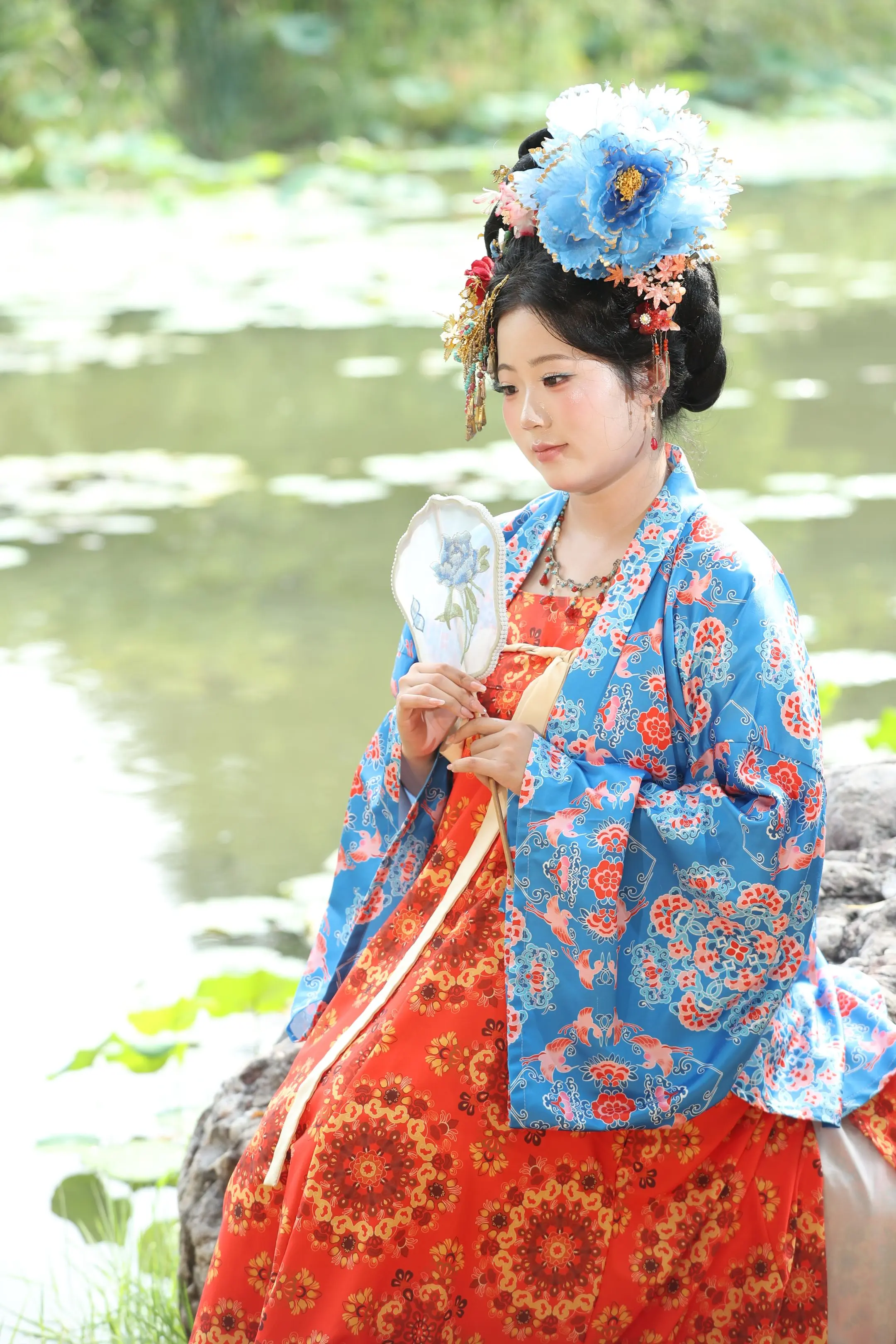 隋唐园荷花塘遇北京汉服女孩，洛阳摄友义拍。隋唐洛阳城植物园的荷花园真的...