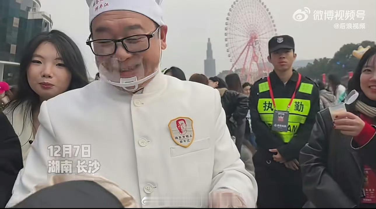 老人用自制机器给上万人做辣条老人们是想让孩子们早点实现辣条自由。只可惜我离长沙太