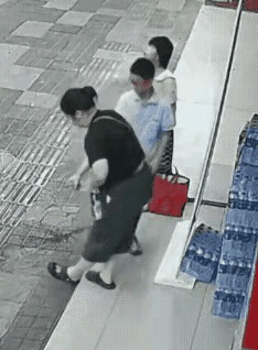 大妈拿公益爱心水当场洗脚，转身直接摔倒，路人全程看在眼里
 
这件事发生在湖南岳
