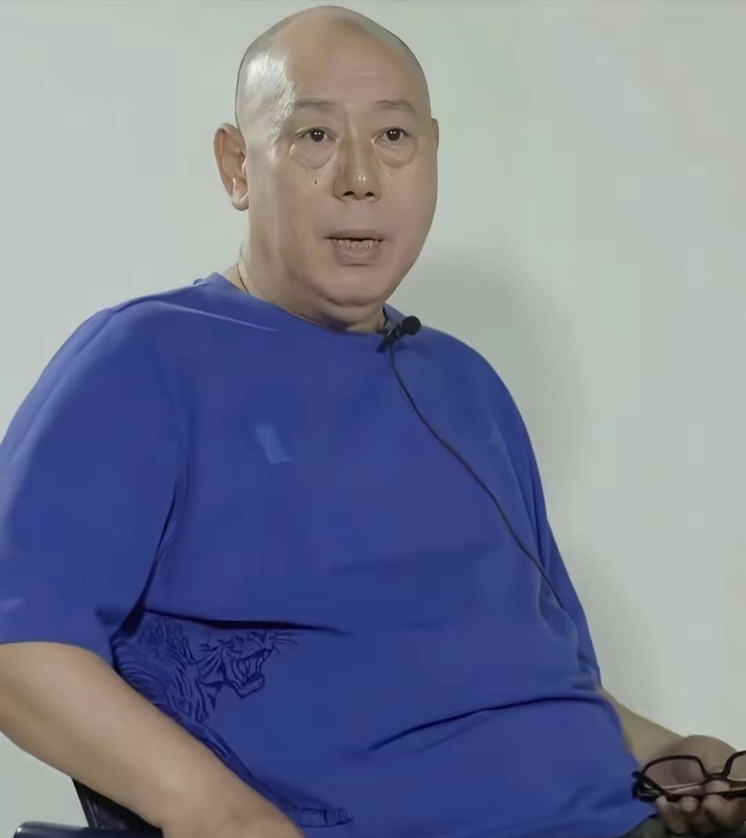 李诚儒看着儿子那辆开了十一年的破车，终于忍不住了。他直接开口：“一百万以内，车你