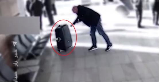 荷兰外交官在机场露馅，被伊朗特工包围，行李箱发现重要罪证！
 
2026年2月下