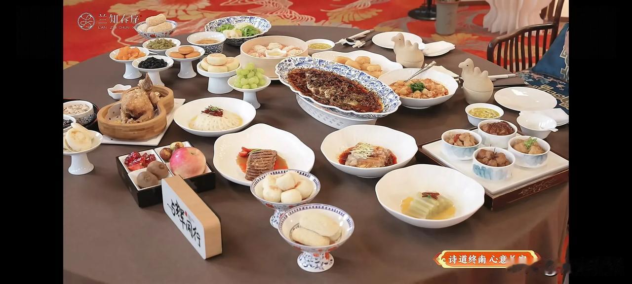 与辉同行，今晚中秋家宴也上了八凉、八热，还有疙瘩汤和搅团[呲牙][呲牙][呲牙]