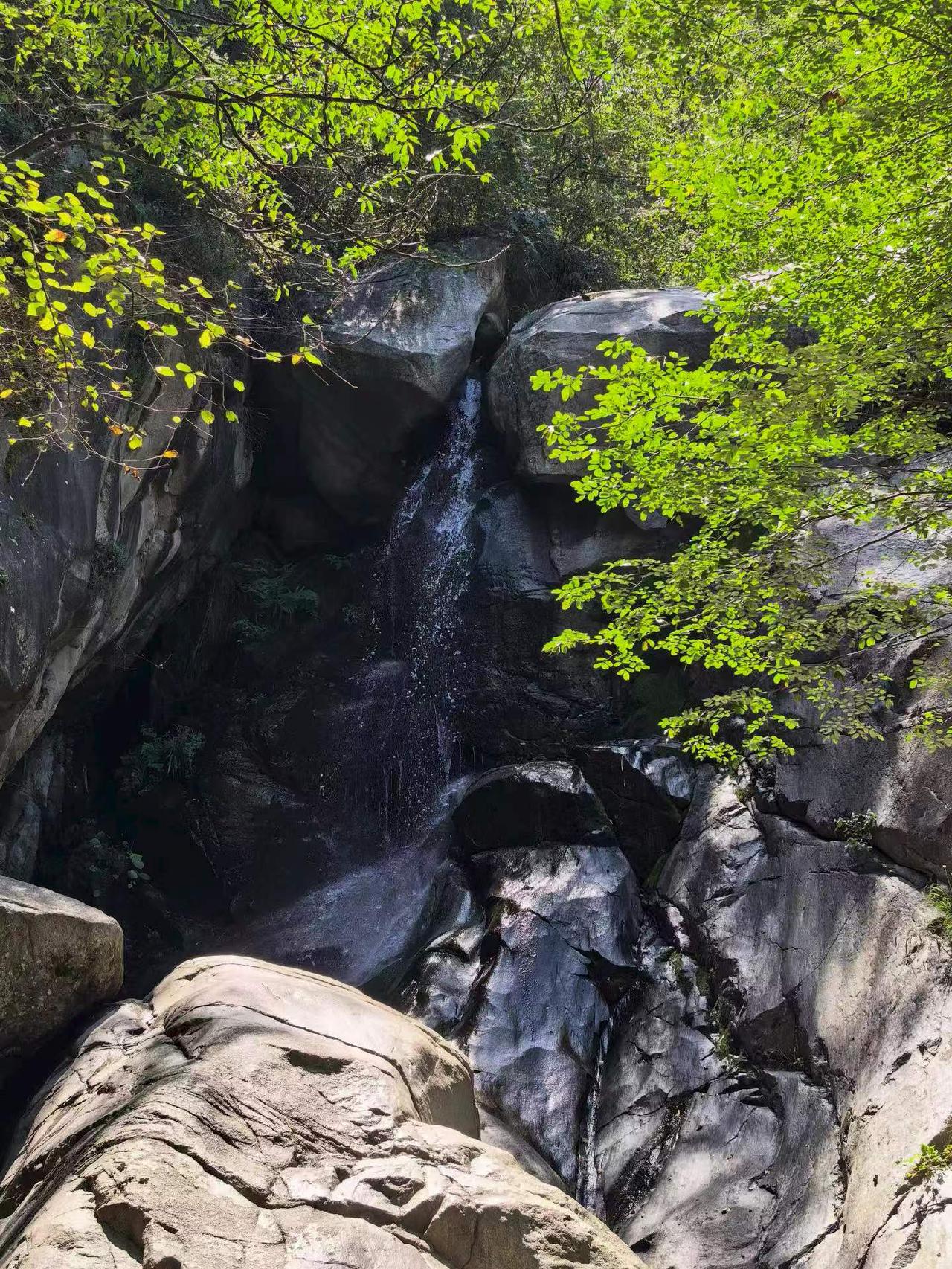 清泉石上流。
坐标秦岭西安白石峪。