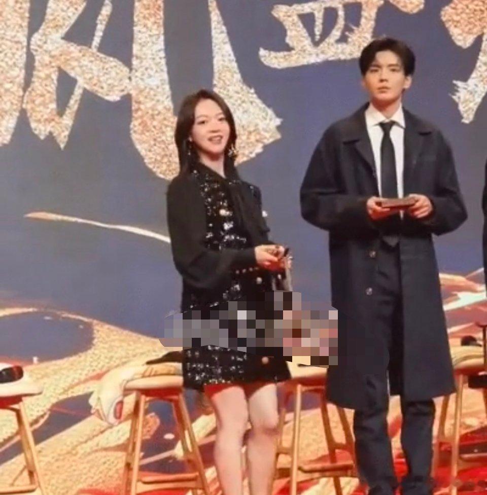 吴谨言孕肚起来了吧，衣服都穿的宽松了 ​​​