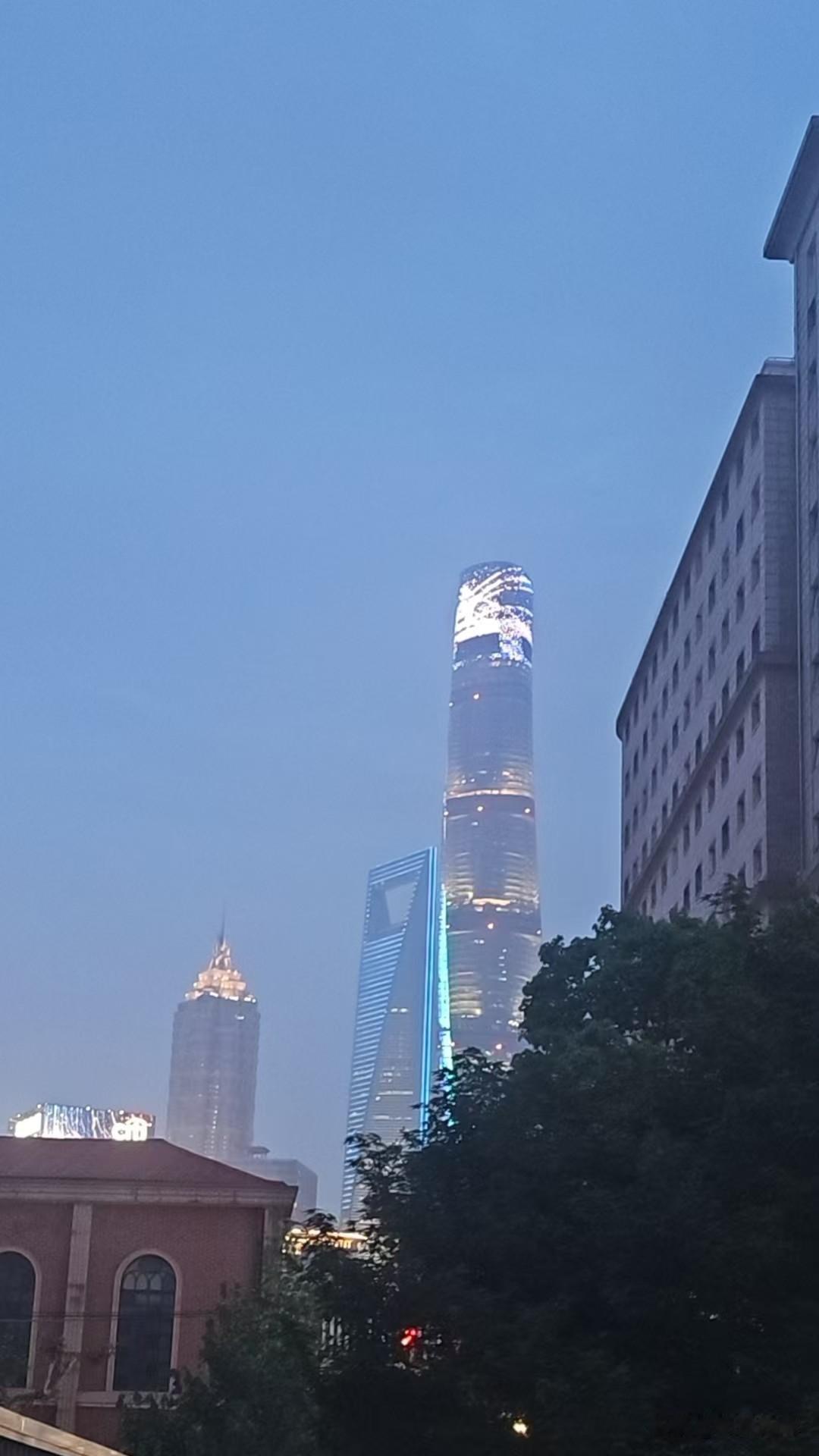 坚持晨跑是好事还是坏事，我觉的真的两说。

顾客小汪不到40岁，他天天到店里来消
