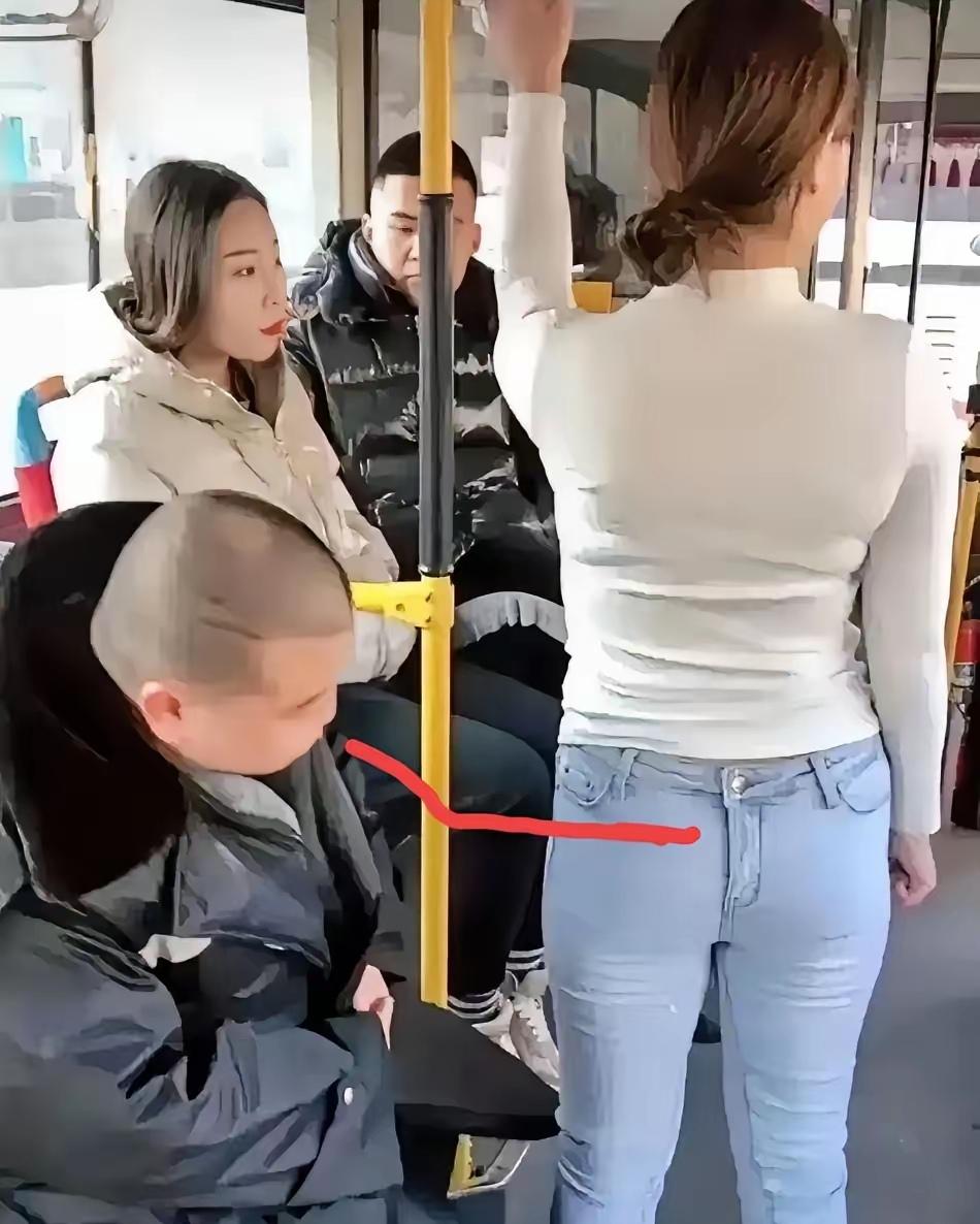 你能想象在公交上会遇到多离谱的事儿吗？今天公交上有个光头大哥，那行为简直让人摸不