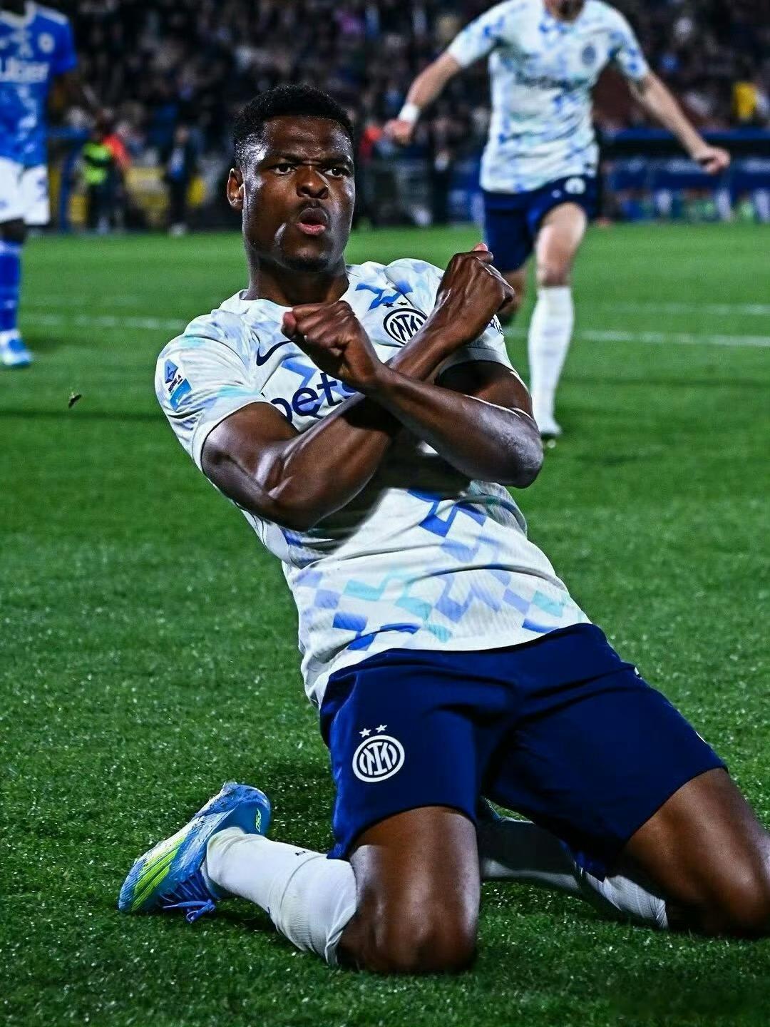 拉尤文一把！国米让二追四 两将双响 客场4-3逆转科莫 9分优势领跑北京时间4月