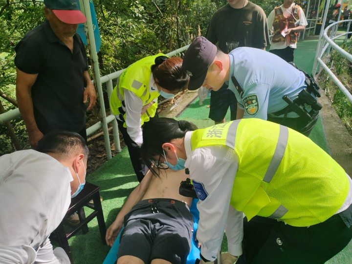 腰椎不好去玩漂流，男子被颠晕过去