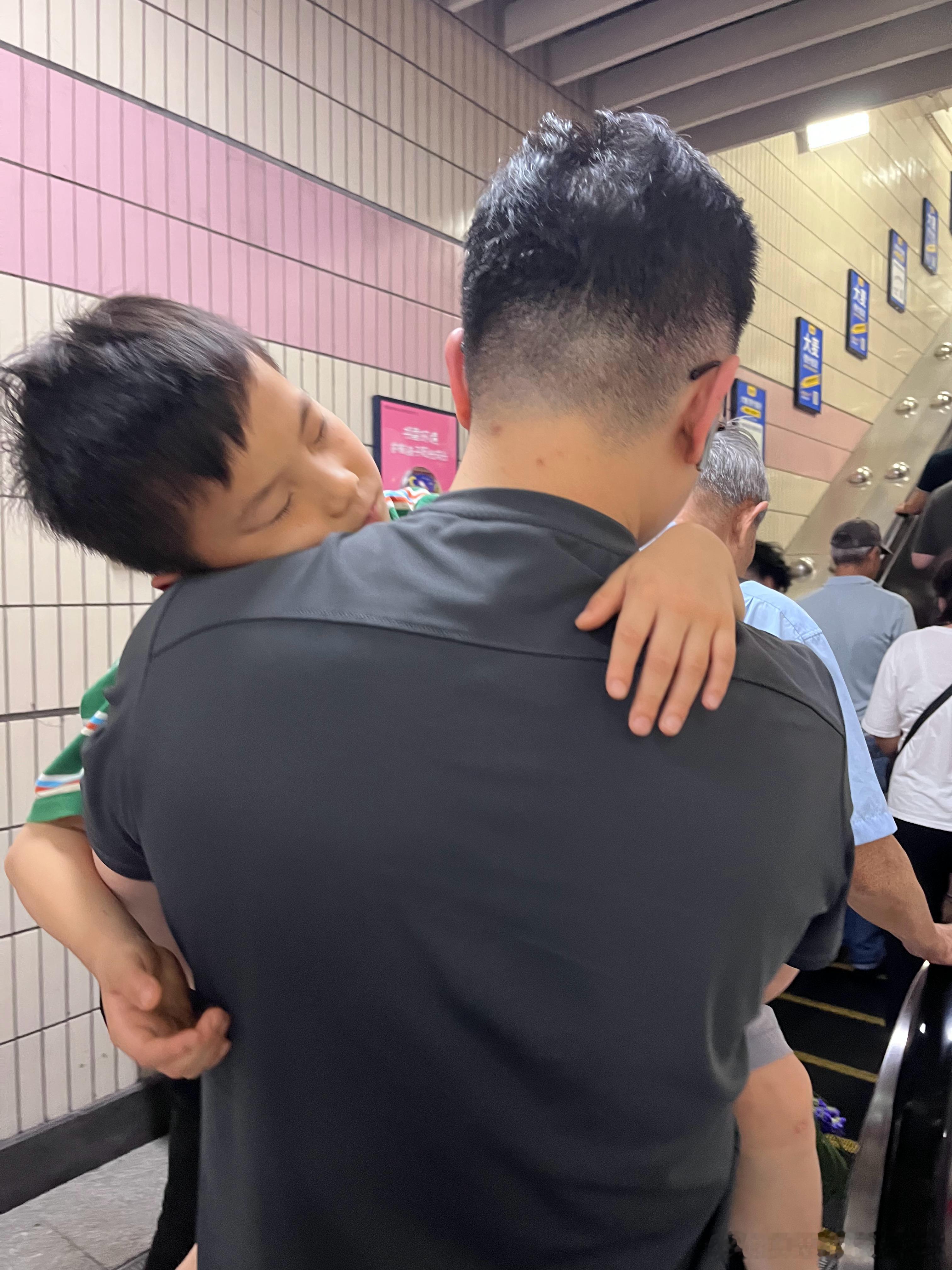 这是真的玩累了～一上车刚好有座位，小嘟嘟就开始睡，一直睡到换线了还没醒，爸爸把他