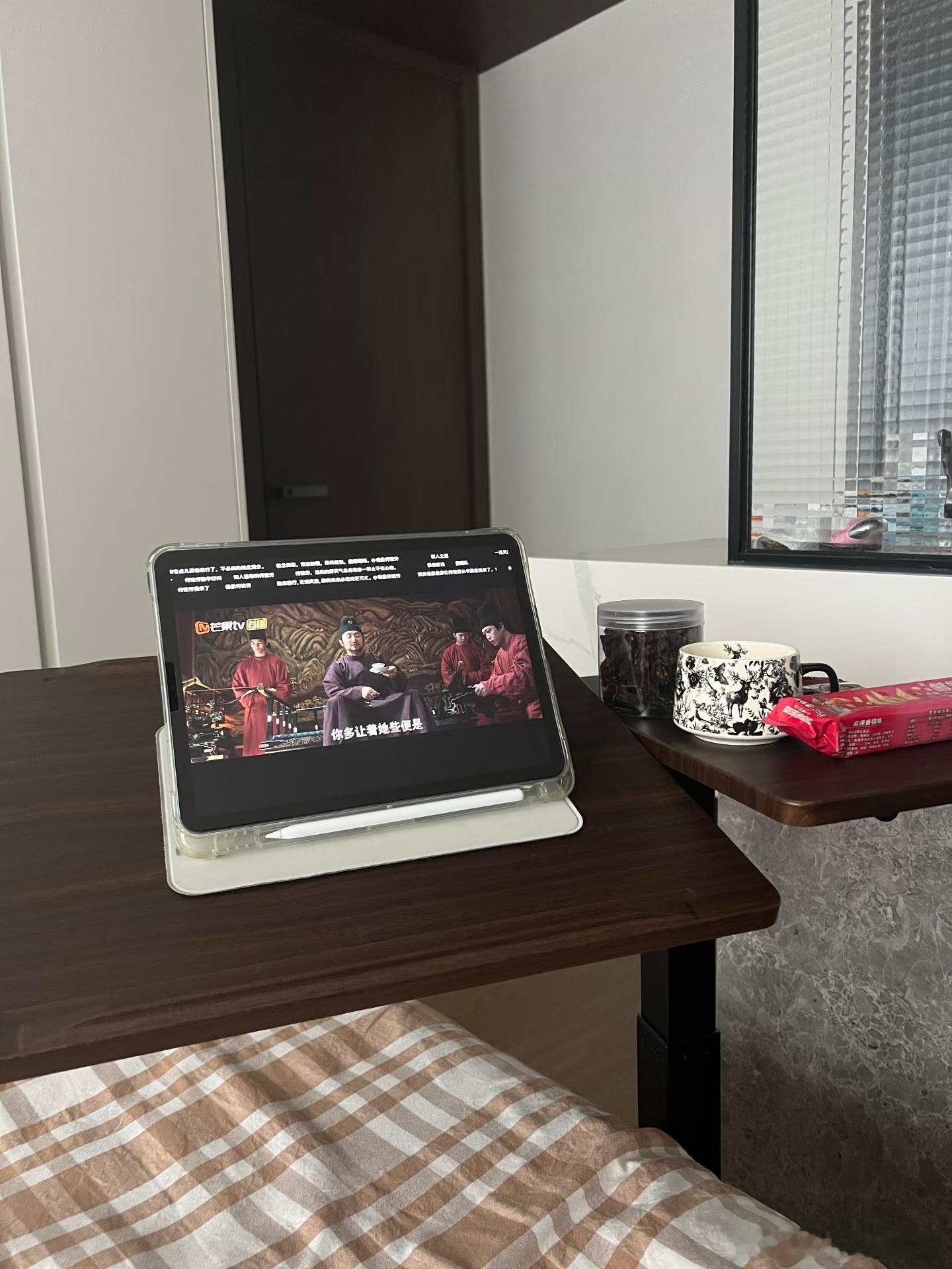 如果我有任意桌的话我就可以....冬天懒人必备诶..❗这个桌子宜jia类似的，还