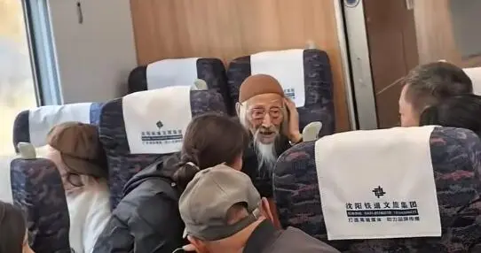 网友高铁上偶遇114岁老人独自乘车，不仅耳朵不聋，与乘客对答如流，还能熟练使用智能手机，打电话联系家