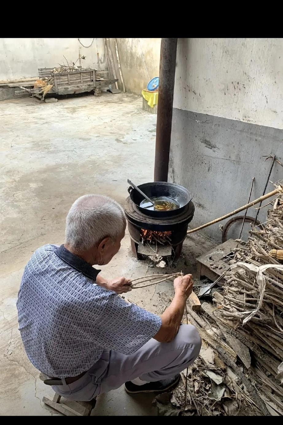 今儿回老庄子探亲，一进堂爷爷家院儿就愣了——90岁的人了，正佝偻着腰在压水井那儿