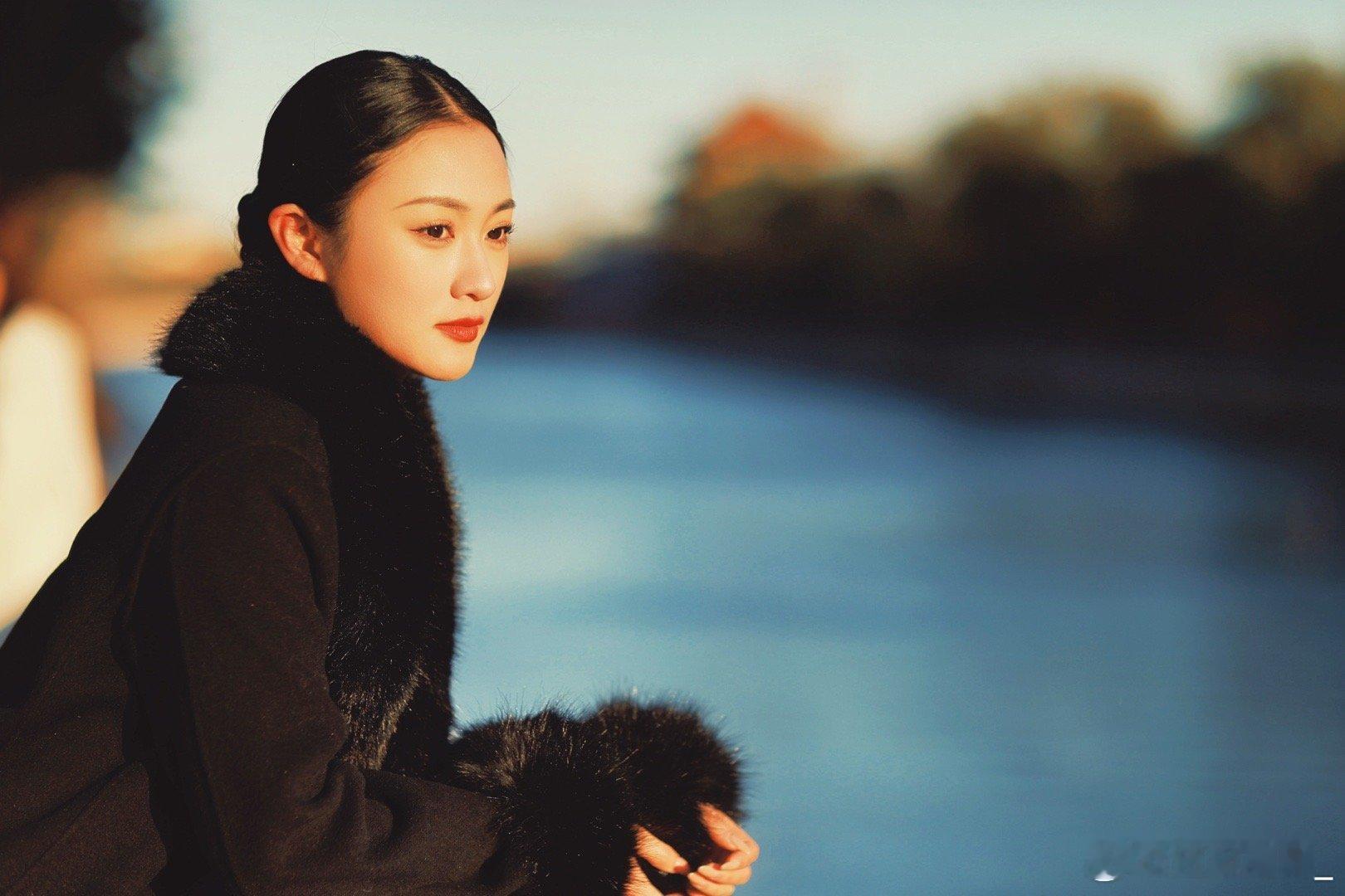 卿卿镜头里黑发红唇的我 