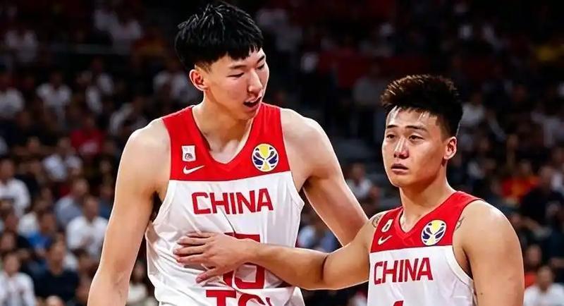 真没想到！男篮弃用周琦自废武功，放弃内线关键点到底图啥？

8月24日，中国篮协