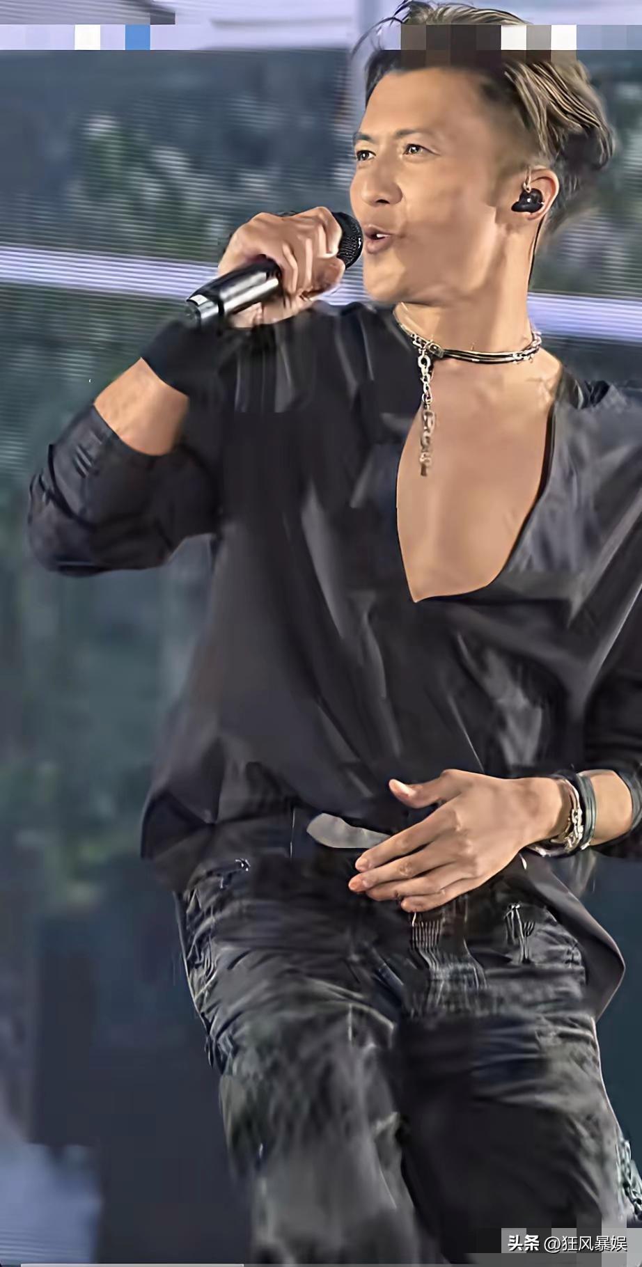谢霆锋真豪气！深圳演唱会炫耀腹肌，露天价项链，全身名牌

昨晚，谢霆锋在深圳大运