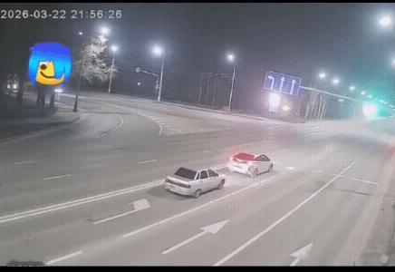 深夜时速飞快的摩托车瞬间烟飞灰灭，可能是飙车，极限的那种，可惜无缘无故的轿车了。