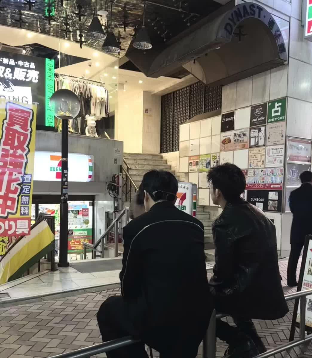 秋天快来吧，夏天的短袖已经穿包浆了