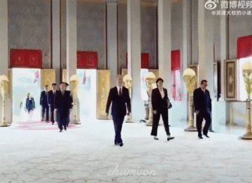 中国驻柬大使汪文斌今天下午向柬国王西哈莫尼递交正式国书！从今天开始，请称呼他：汪