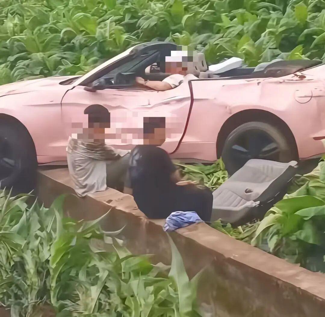 📢📍云南大理大丽线一辆敞篷车坠入农田，一辆电瓶车横倒路边。当地回应称，此次事