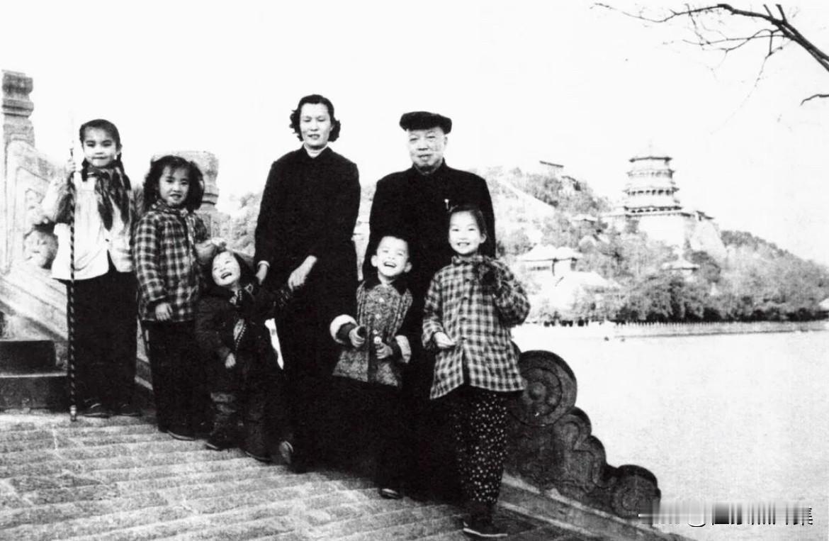 李济深与夫人梁秀莲，儿子李保和，女儿李筱林、李筱松、李筱桦、李筱莉在颐和园的合影