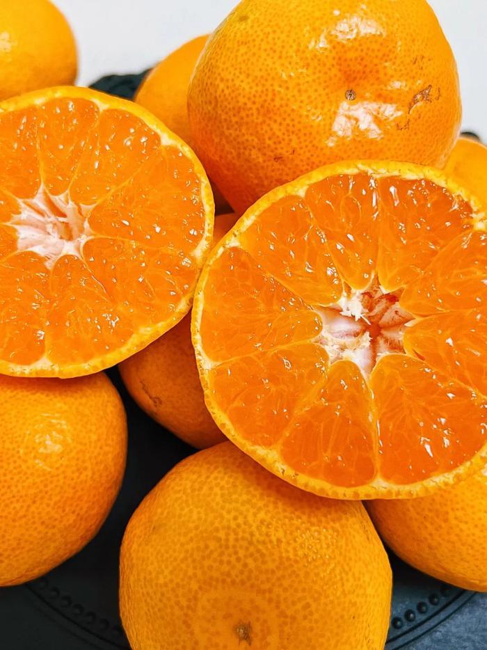 刚学的一首诗
橘子干儿
远看橘子大
近看大橘子
橘子真是大
真是大橘子