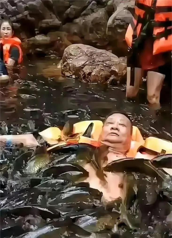 这鱼疗也太刺激了吧，这个大哥差点被鱼儿们