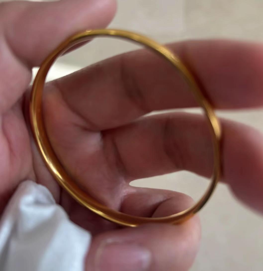 女子医院捡到金手镯交给前台，院方回应
12月24日，北京海淀，女子在北医三院捡到