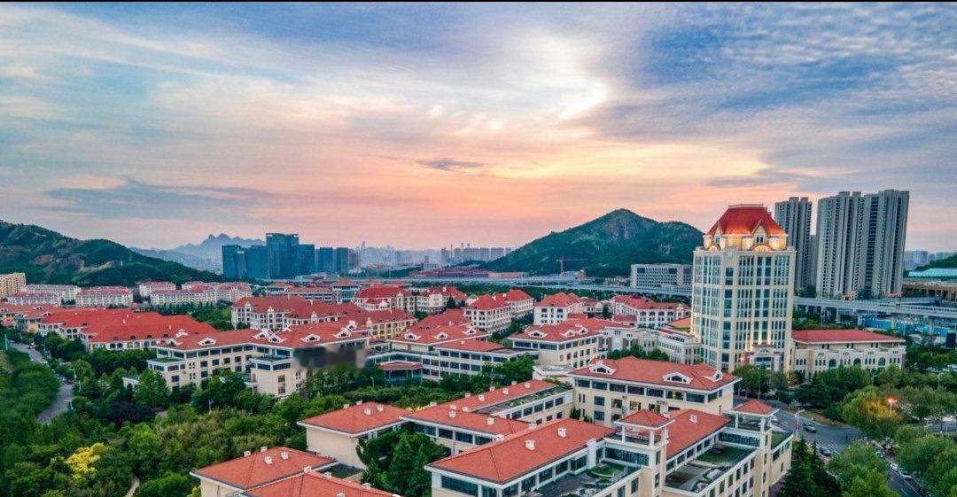 百年扬帆远，薪火续辉煌；
学海连天阔，求索志不移；
海纳百川流，取则路行远；
初