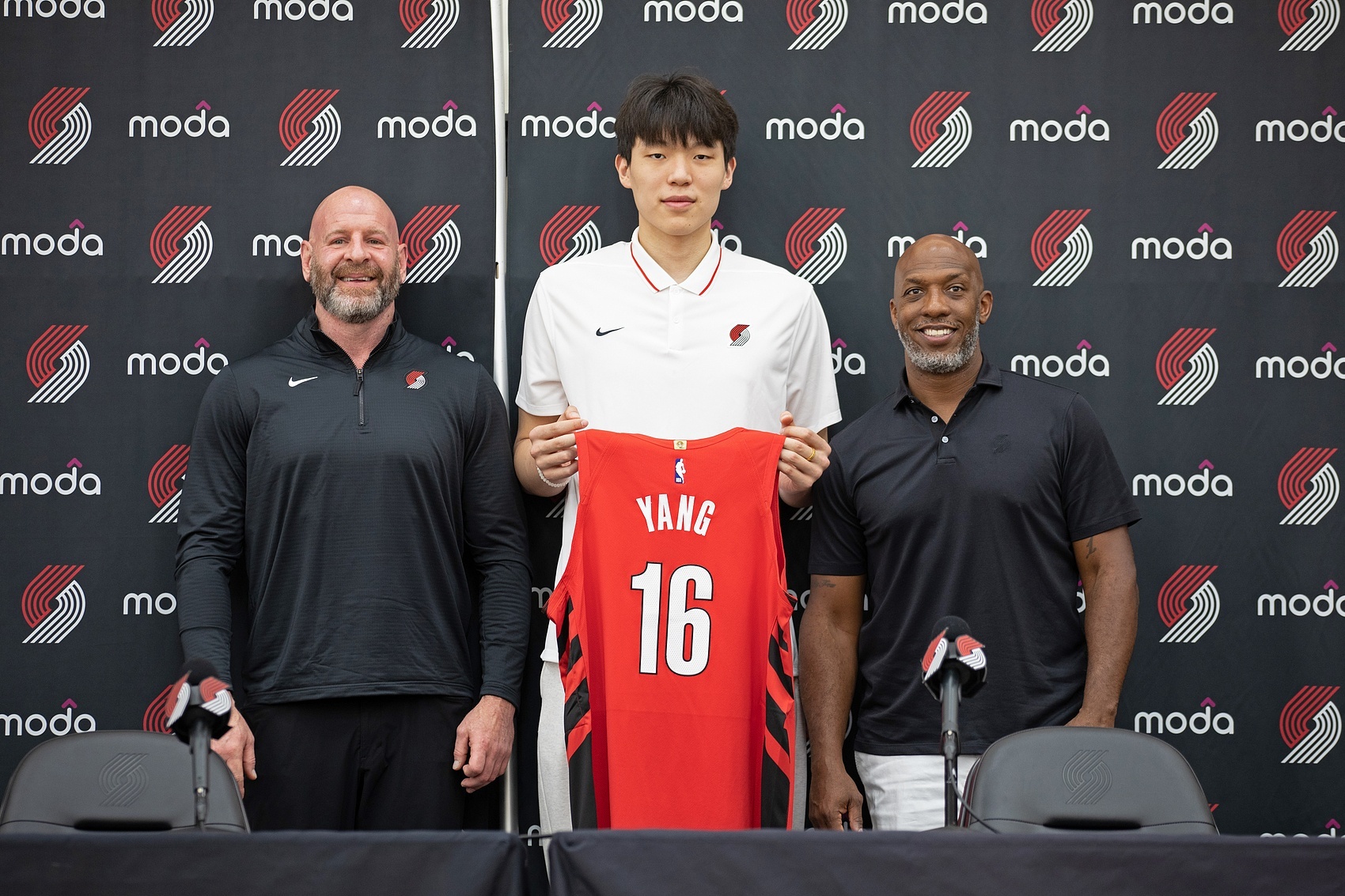 16号秀&16号球衣！#杨瀚森亮相开拓者#[酷]在今天开拓者为杨瀚森召开的新闻发