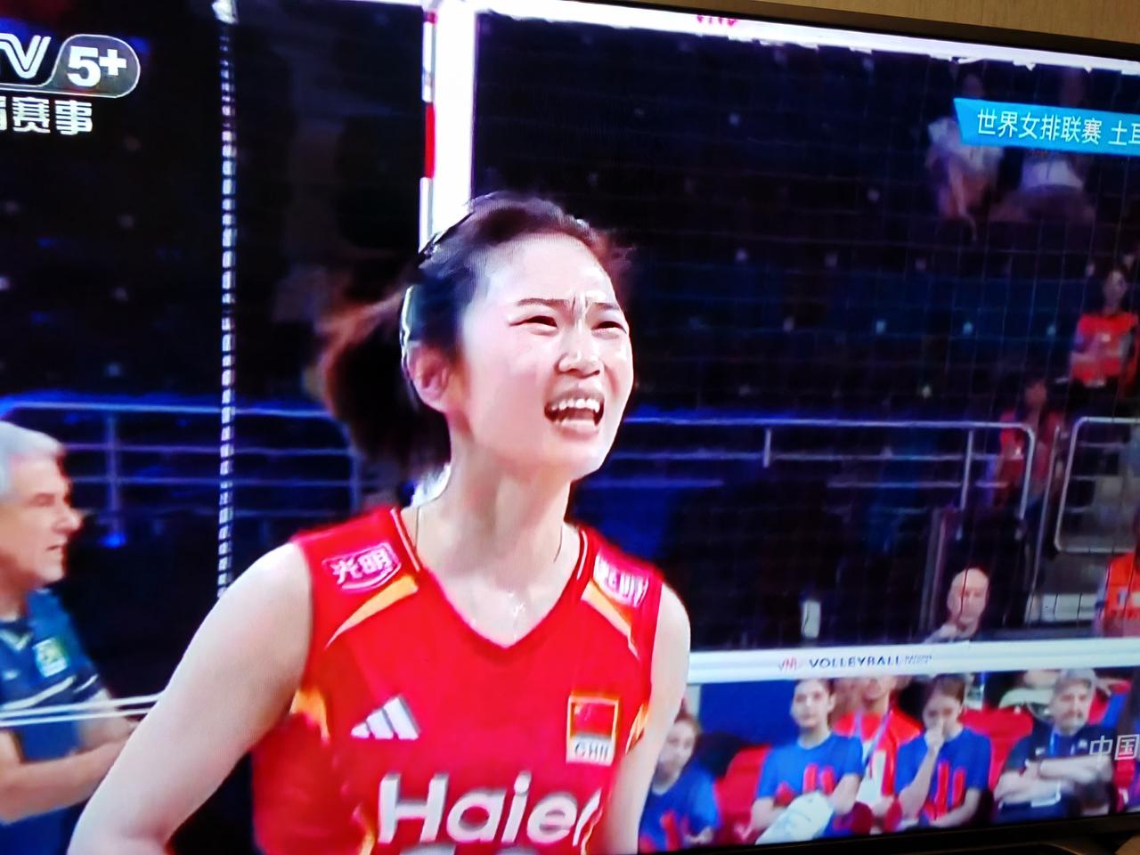 6月20号世界女排联赛土耳其站的比赛，中国女排对阵巴西女排。第一局中国女排24：