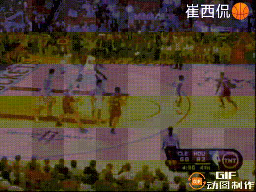 姚明最霸气的一次盖帽！
詹姆斯背打慈世平，然后一个假动作转身溜底线，跳步欲双手隔