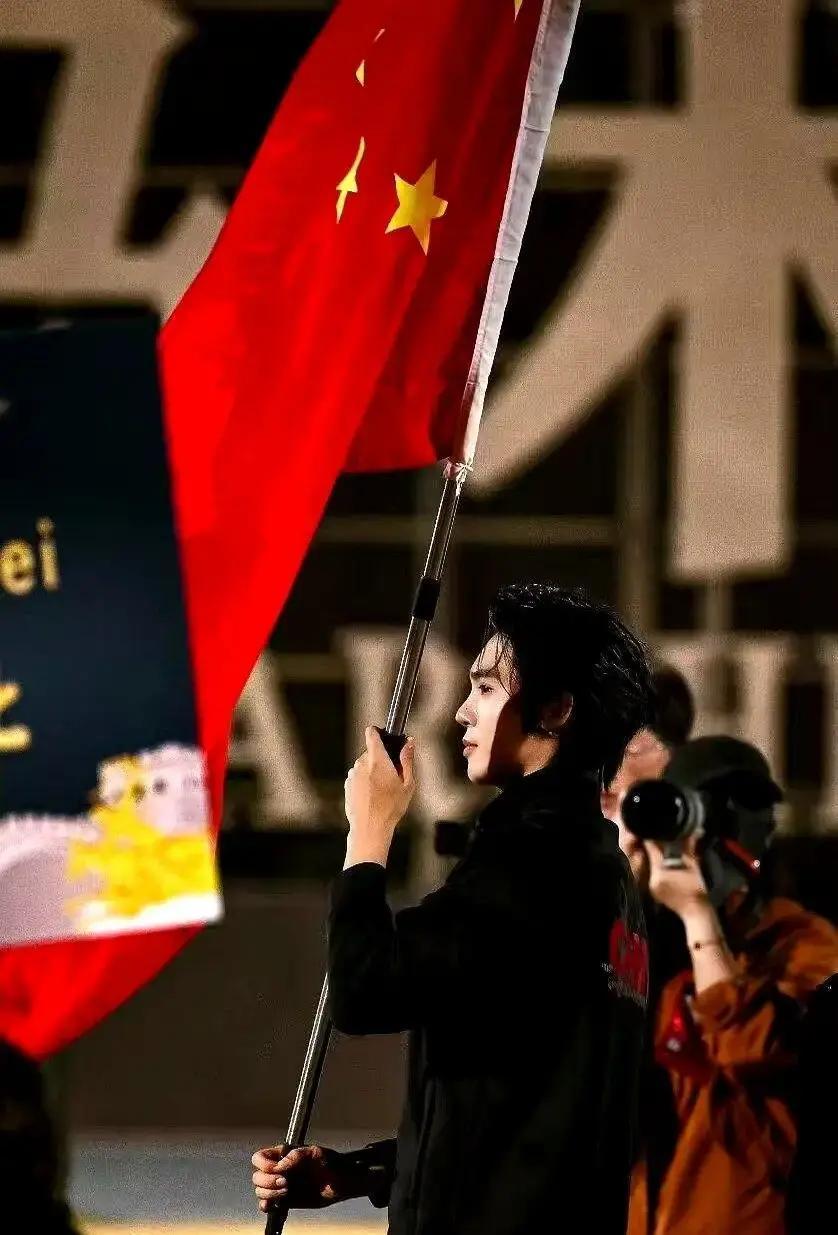 别再说演员只会摆造型了。这位直接拿了全国骑射锦标赛冠军，把专业运动员都赢了。
 