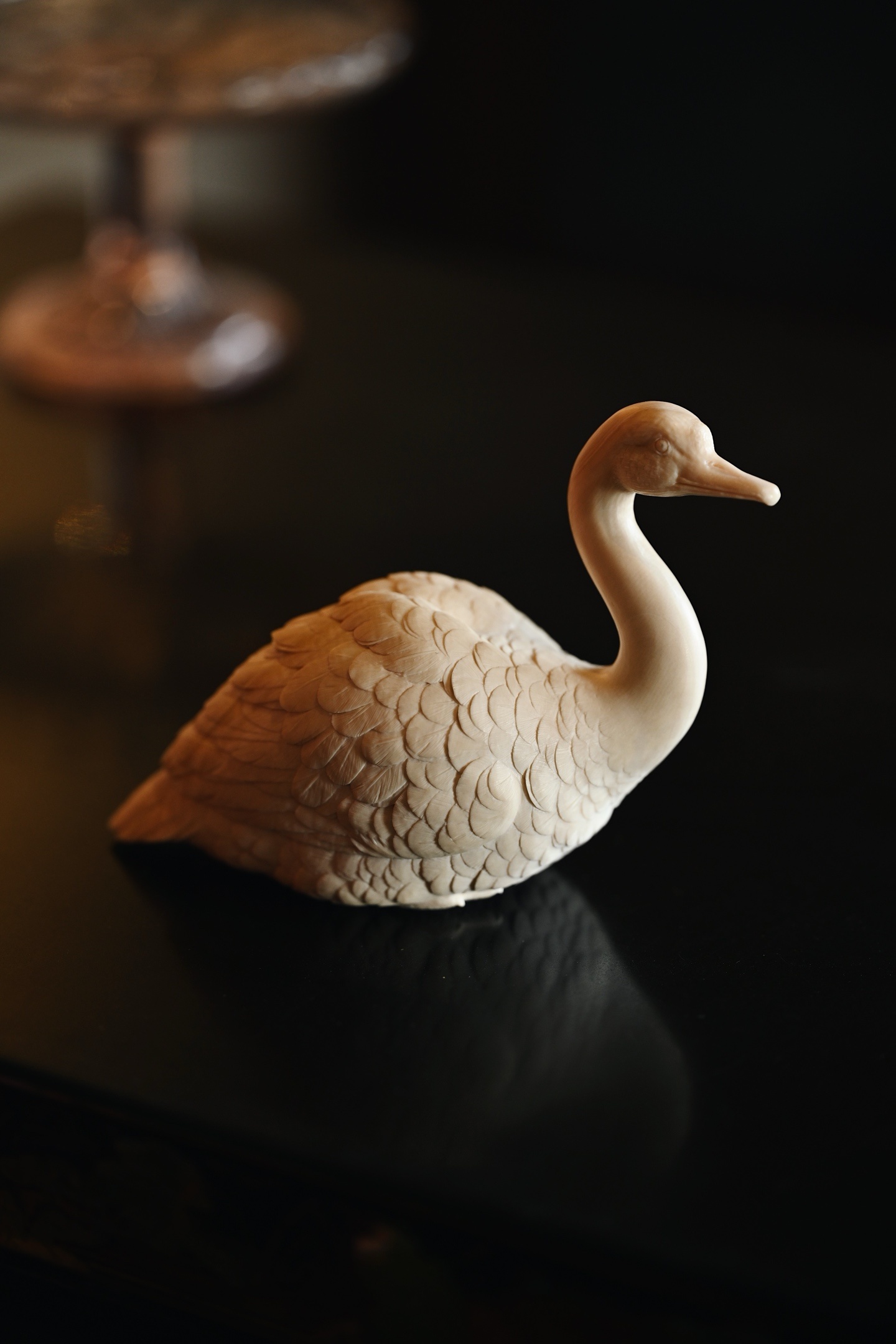 猛犸 | 天鹅整料雕刻，料质细腻温润，天鹅呈悠然之姿，脖颈修长婉转，线条流畅如行