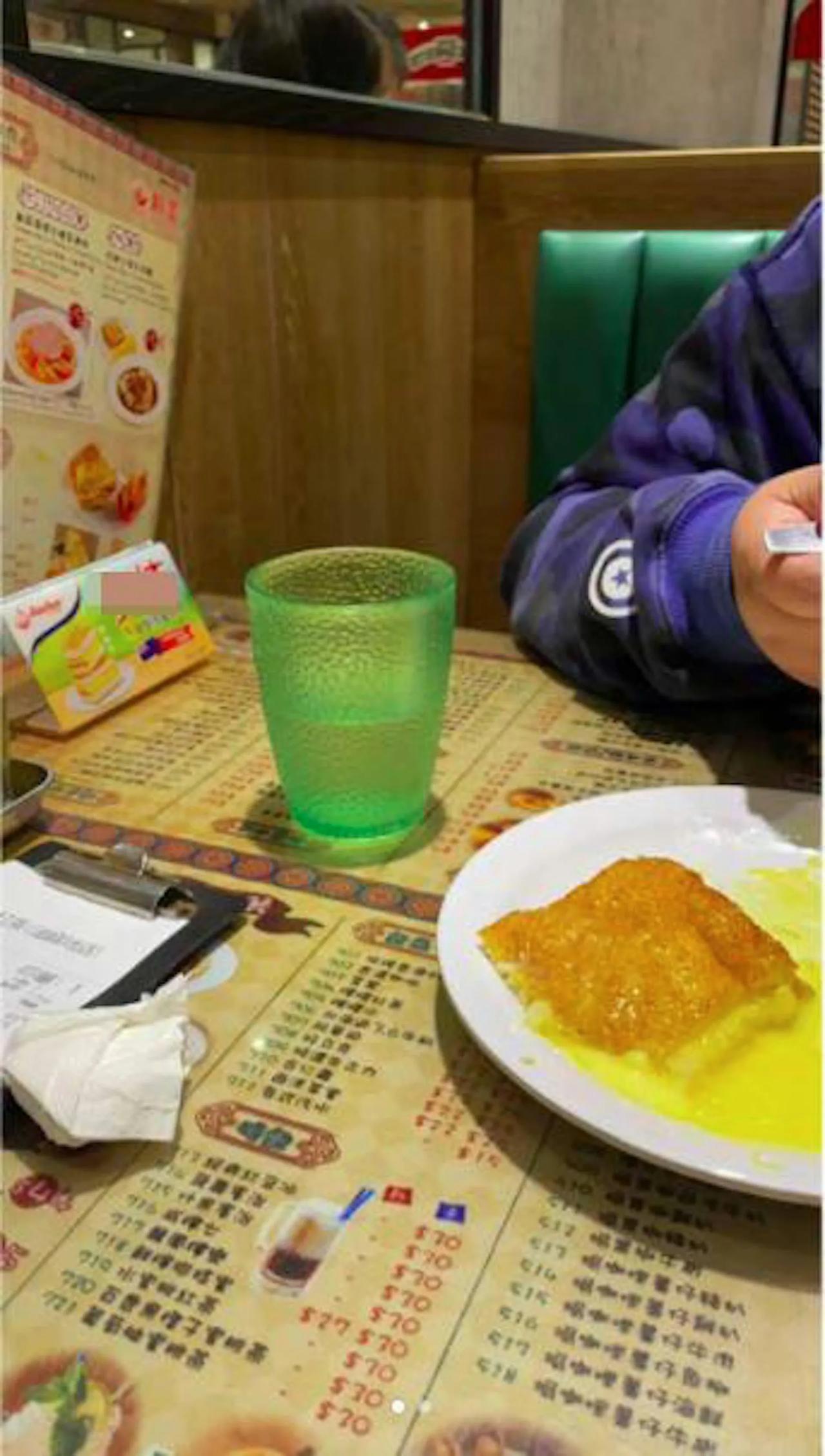 一位内地游客发帖，在茶餐厅，坐下后，职员递给她一杯水，她以为是喝的，然后就喝了。
