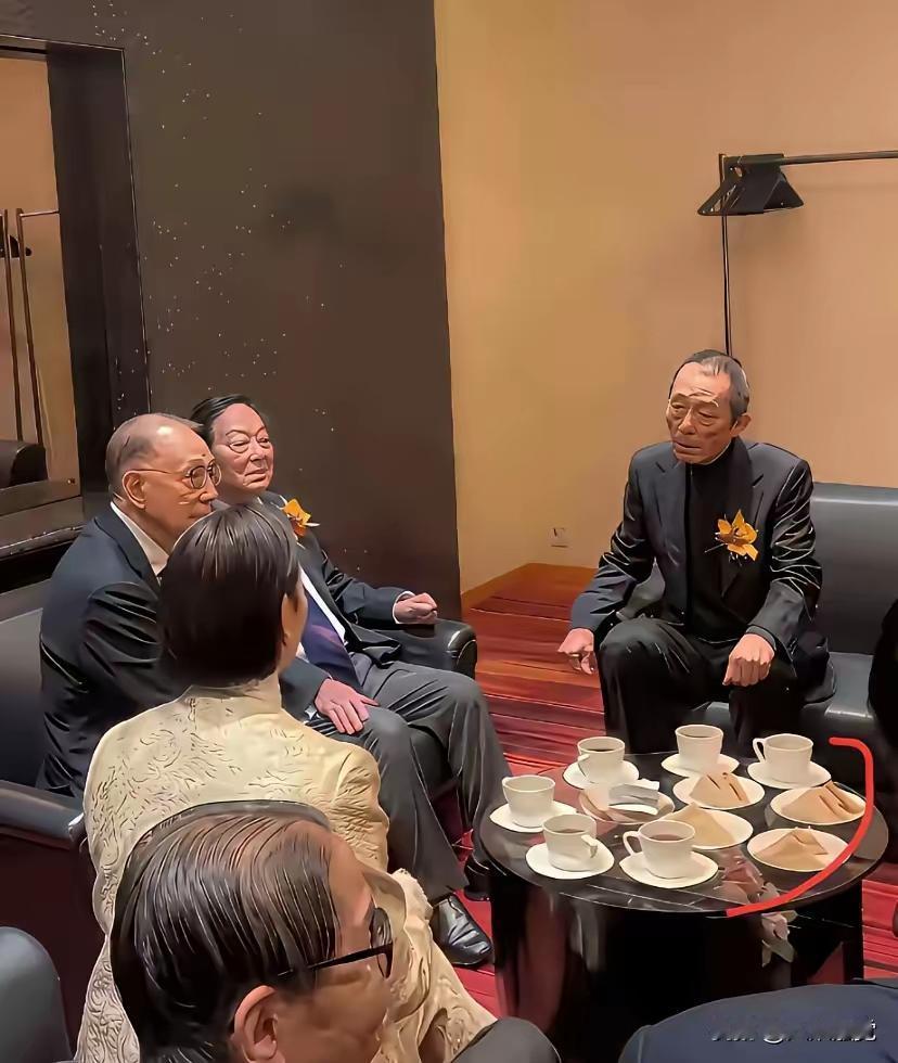 香港大佬喝奶茶聊生意，一杯饮料值套房，普通人却为奶茶纠结

在香港某家不起眼的茶