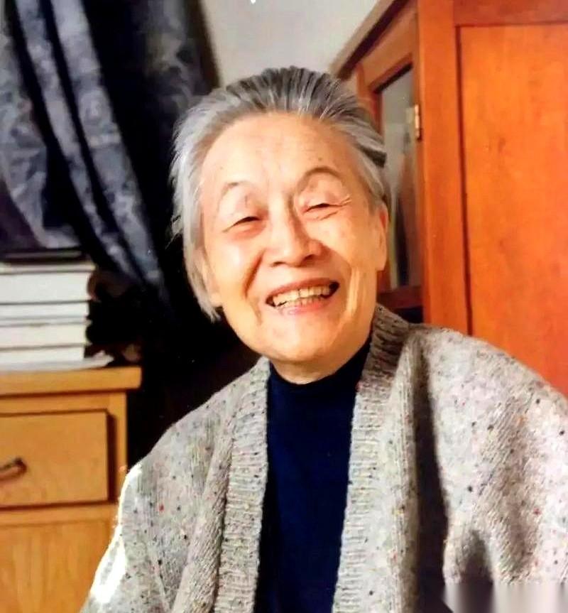 人家把她头发剃成半边倒的“阴阳头”，羞辱她。
她回家，对着镜子，把自己另一半头发